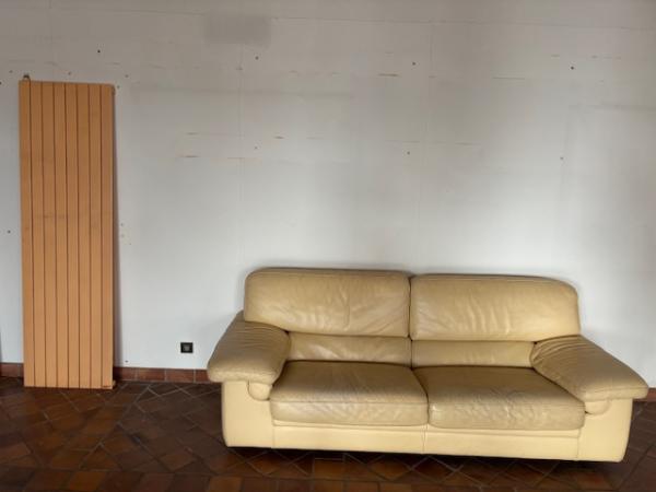 Vend canapé simili cuir beige haut de gamme, confortable et costaud - FastAnnonces.fr : Les annonces gratuites et rapides